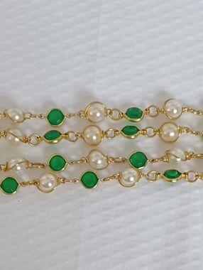 EMERALD GREEN FACETED GEMS WITH FAUX PEARLS BEZEL NECKLACE IN GOLD TONE SETTING